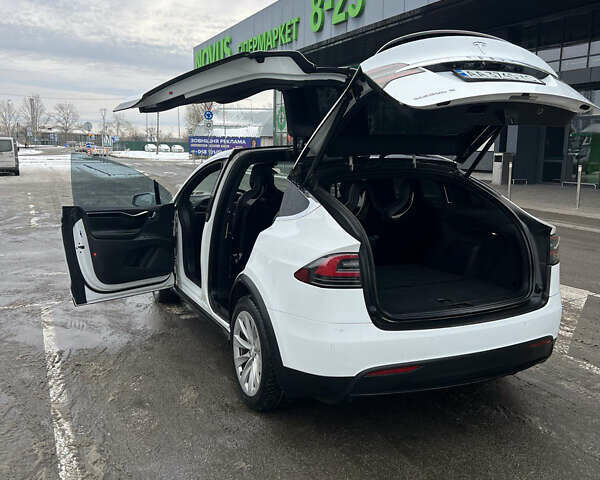 Белый Тесла Модель Х, объемом двигателя 0 л и пробегом 112 тыс. км за 18850 $, фото 11 на Automoto.ua
