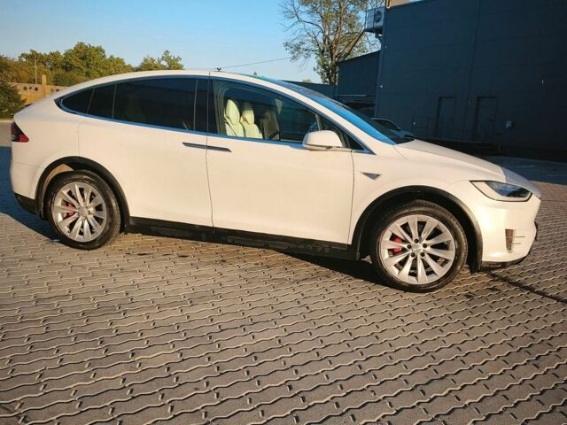 Белый Тесла Модель Х, объемом двигателя 0 л и пробегом 172 тыс. км за 18300 $, фото 2 на Automoto.ua