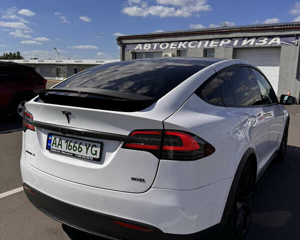 Белый Тесла Модель Х, объемом двигателя 0 л и пробегом 184 тыс. км за 26000 $, фото 2 на Automoto.ua
