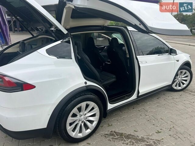 Белый Тесла Модель Х, объемом двигателя 0 л и пробегом 113 тыс. км за 19300 $, фото 16 на Automoto.ua