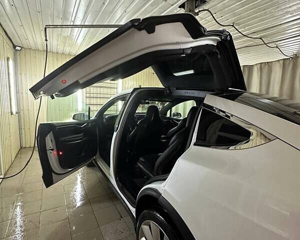 Белый Тесла Модель Х, объемом двигателя 0 л и пробегом 118 тыс. км за 21500 $, фото 7 на Automoto.ua