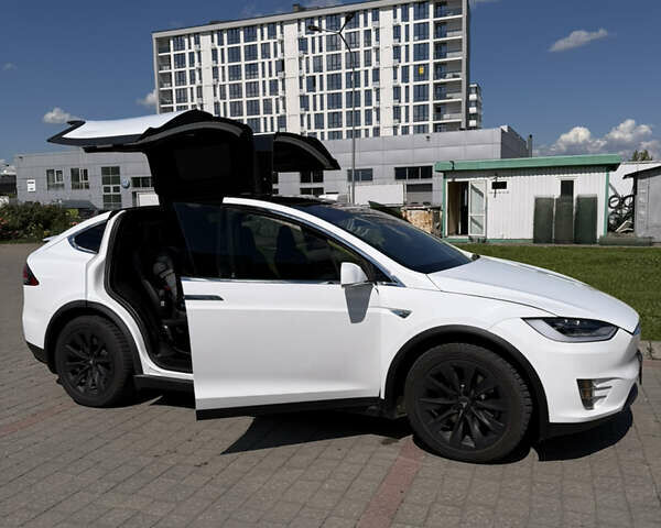 Белый Тесла Модель Х, объемом двигателя 0 л и пробегом 80 тыс. км за 23499 $, фото 10 на Automoto.ua