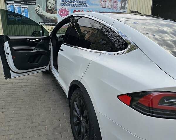 Білий Тесла Модель Х, об'ємом двигуна 0 л та пробігом 135 тис. км за 33490 $, фото 2 на Automoto.ua
