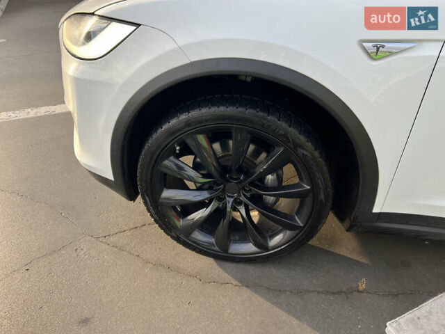 Белый Тесла Модель Х, объемом двигателя 0 л и пробегом 170 тыс. км за 19900 $, фото 12 на Automoto.ua