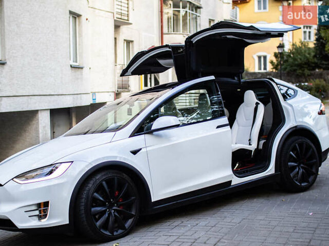 Белый Тесла Модель Х, объемом двигателя 0 л и пробегом 101 тыс. км за 28000 $, фото 7 на Automoto.ua