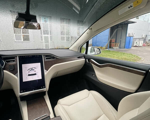 Белый Тесла Модель Х, объемом двигателя 0 л и пробегом 99 тыс. км за 20990 $, фото 12 на Automoto.ua