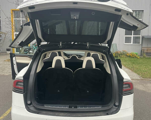 Білий Тесла Модель Х, об'ємом двигуна 0 л та пробігом 99 тис. км за 19990 $, фото 7 на Automoto.ua