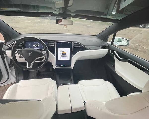 Белый Тесла Модель Х, объемом двигателя 0 л и пробегом 64 тыс. км за 29500 $, фото 9 на Automoto.ua