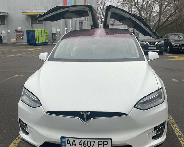 Белый Тесла Модель Х, объемом двигателя 0 л и пробегом 99 тыс. км за 20990 $, фото 9 на Automoto.ua