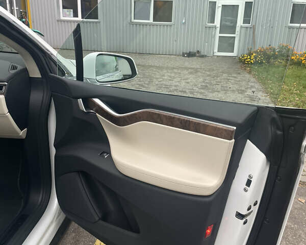 Білий Тесла Модель Х, об'ємом двигуна 0 л та пробігом 99 тис. км за 19990 $, фото 16 на Automoto.ua