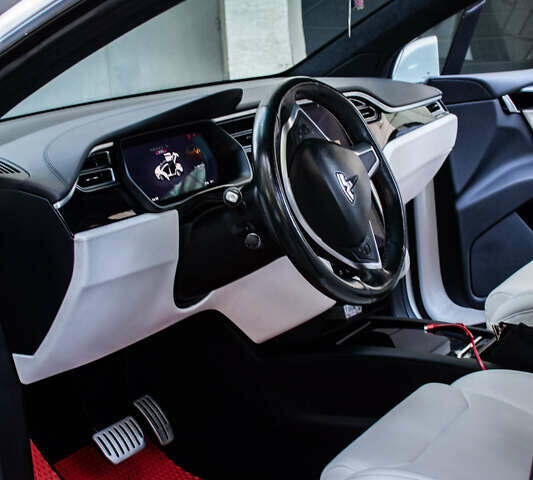 Белый Тесла Модель Х, объемом двигателя 0 л и пробегом 101 тыс. км за 28000 $, фото 8 на Automoto.ua