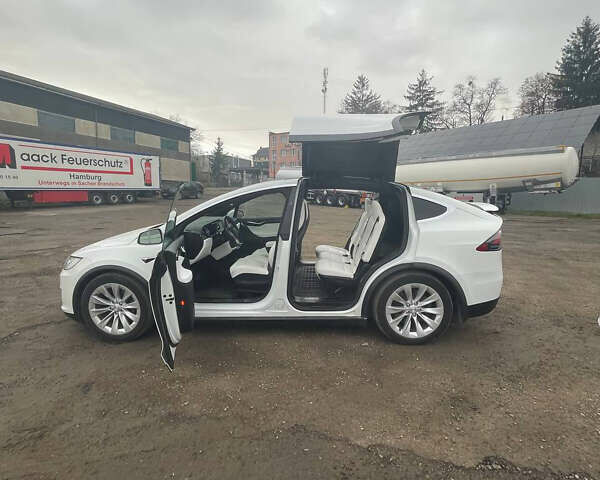 Белый Тесла Модель Х, объемом двигателя 0 л и пробегом 64 тыс. км за 29500 $, фото 3 на Automoto.ua