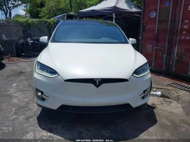 Белый Тесла Модель Х, объемом двигателя 0 л и пробегом 66 тыс. км за 6500 $, фото 11 на Automoto.ua