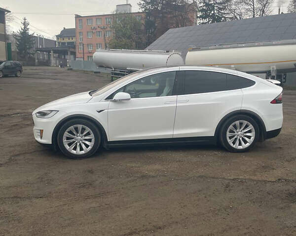 Белый Тесла Модель Х, объемом двигателя 0 л и пробегом 64 тыс. км за 29500 $, фото 6 на Automoto.ua