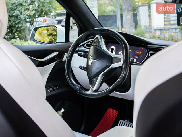 Белый Тесла Модель Х, объемом двигателя 0 л и пробегом 101 тыс. км за 28000 $, фото 5 на Automoto.ua