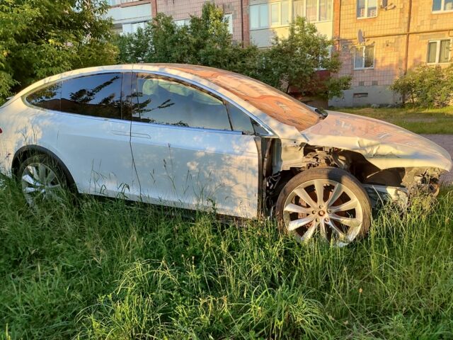 Белый Тесла Модель Х, объемом двигателя 0 л и пробегом 69 тыс. км за 12800 $, фото 6 на Automoto.ua