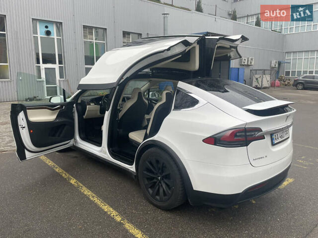 Белый Тесла Модель Х, объемом двигателя 0 л и пробегом 99 тыс. км за 20990 $, фото 8 на Automoto.ua