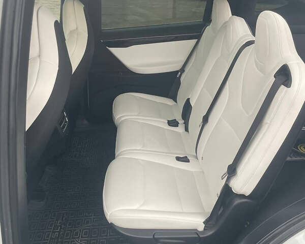 Белый Тесла Модель Х, объемом двигателя 0 л и пробегом 64 тыс. км за 29500 $, фото 10 на Automoto.ua