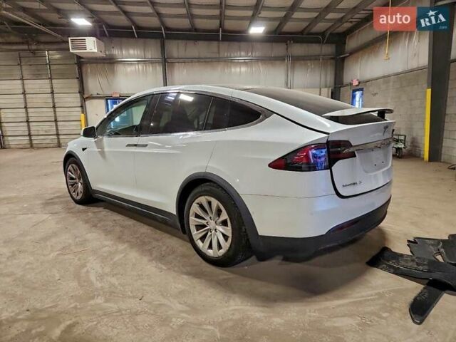 Белый Тесла Модель Х, объемом двигателя 0 л и пробегом 100 тыс. км за 7650 $, фото 1 на Automoto.ua