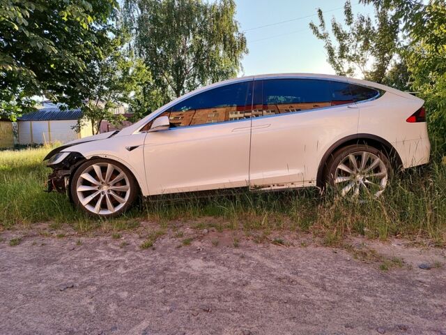 Белый Тесла Модель Х, объемом двигателя 0 л и пробегом 69 тыс. км за 12800 $, фото 1 на Automoto.ua