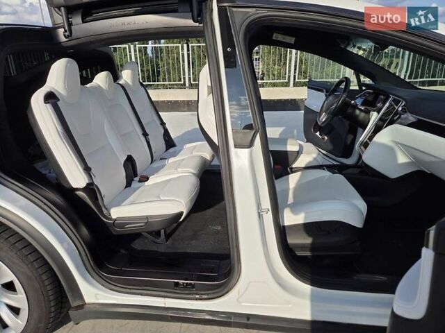 Белый Тесла Модель Х, объемом двигателя 0 л и пробегом 172 тыс. км за 19900 $, фото 15 на Automoto.ua