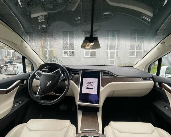 Белый Тесла Модель Х, объемом двигателя 0 л и пробегом 99 тыс. км за 20990 $, фото 10 на Automoto.ua