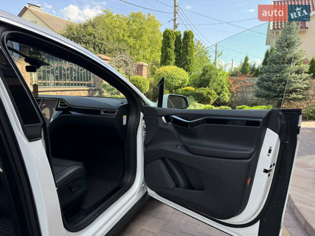 Белый Тесла Модель Х, объемом двигателя 0 л и пробегом 112 тыс. км за 31519 $, фото 84 на Automoto.ua