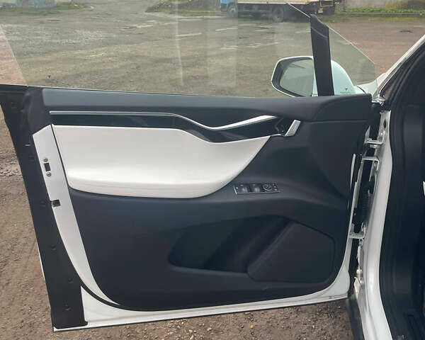 Белый Тесла Модель Х, объемом двигателя 0 л и пробегом 64 тыс. км за 29500 $, фото 12 на Automoto.ua