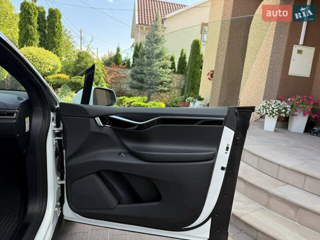 Белый Тесла Модель Х, объемом двигателя 0 л и пробегом 112 тыс. км за 31519 $, фото 85 на Automoto.ua