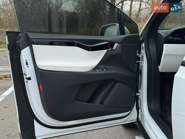 Білий Тесла Модель Х, об'ємом двигуна 0 л та пробігом 100 тис. км за 24999 $, фото 9 на Automoto.ua