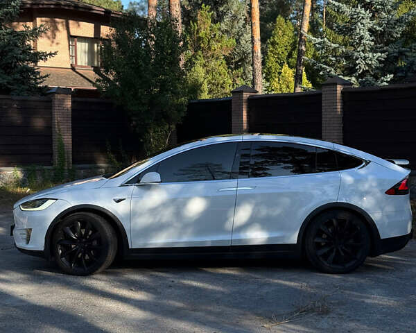 Белый Тесла Модель Х, объемом двигателя 0 л и пробегом 99 тыс. км за 30000 $, фото 2 на Automoto.ua