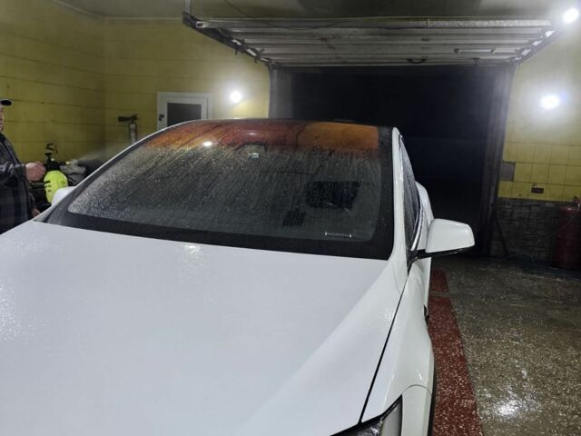 Белый Тесла Модель Х, объемом двигателя 0 л и пробегом 126 тыс. км за 29000 $, фото 2 на Automoto.ua