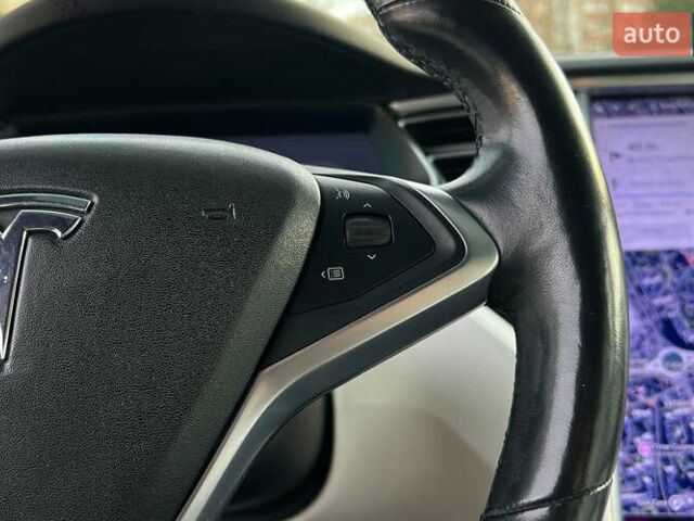 Белый Тесла Модель Х, объемом двигателя 0 л и пробегом 72 тыс. км за 40650 $, фото 10 на Automoto.ua
