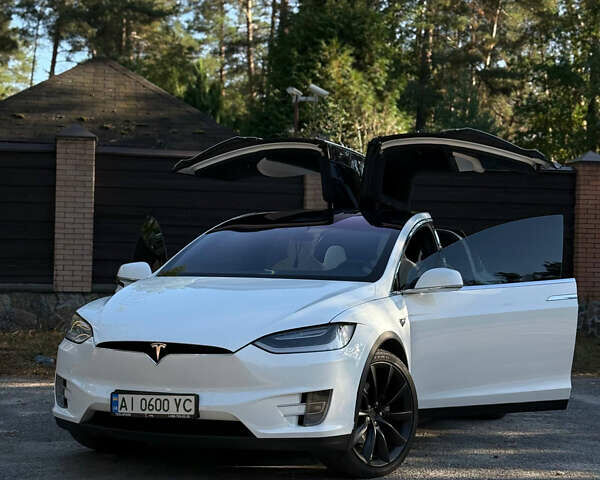 Белый Тесла Модель Х, объемом двигателя 0 л и пробегом 99 тыс. км за 30000 $, фото 7 на Automoto.ua