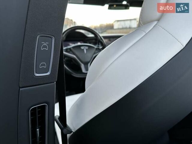 Белый Тесла Модель Х, объемом двигателя 0 л и пробегом 127 тыс. км за 29900 $, фото 7 на Automoto.ua