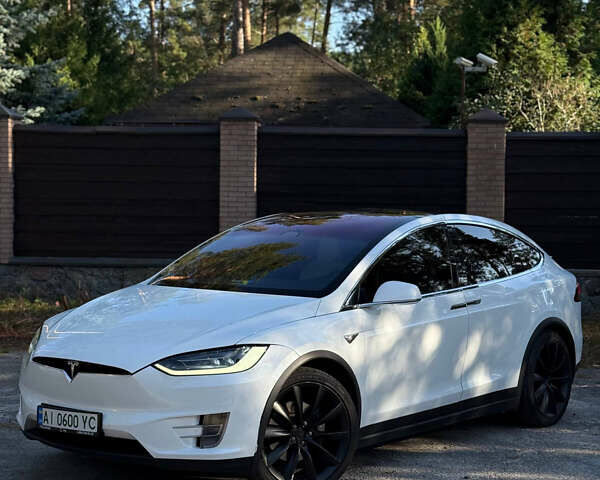 Белый Тесла Модель Х, объемом двигателя 0 л и пробегом 99 тыс. км за 30000 $, фото 1 на Automoto.ua