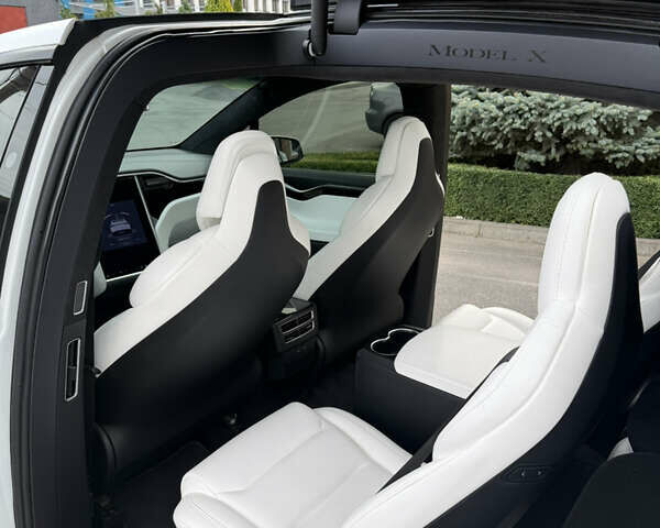 Белый Тесла Модель Х, объемом двигателя 0 л и пробегом 47 тыс. км за 29900 $, фото 13 на Automoto.ua