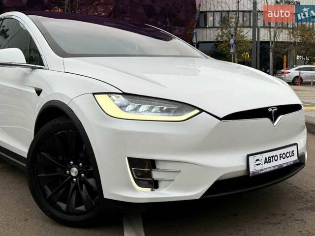 Белый Тесла Модель Х, объемом двигателя 0 л и пробегом 96 тыс. км за 25990 $, фото 1 на Automoto.ua