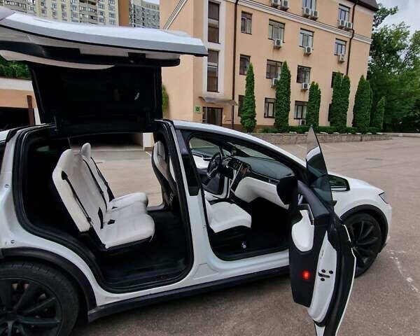 Белый Тесла Модель Х, объемом двигателя 0 л и пробегом 110 тыс. км за 25500 $, фото 38 на Automoto.ua