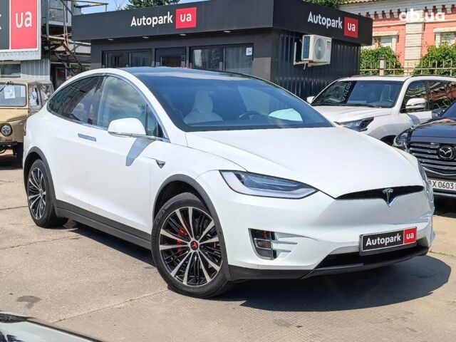 Белый Тесла Модель Х, объемом двигателя 0 л и пробегом 123 тыс. км за 27990 $, фото 5 на Automoto.ua