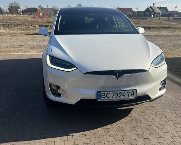 Белый Тесла Модель Х, объемом двигателя 0 л и пробегом 104 тыс. км за 25000 $, фото 1 на Automoto.ua