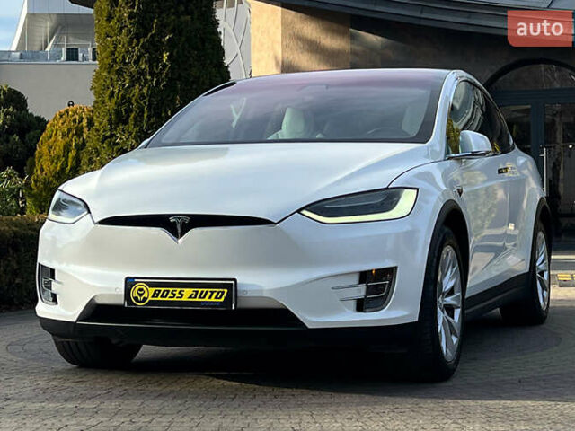 Белый Тесла Модель Х, объемом двигателя 0 л и пробегом 72 тыс. км за 40650 $, фото 2 на Automoto.ua