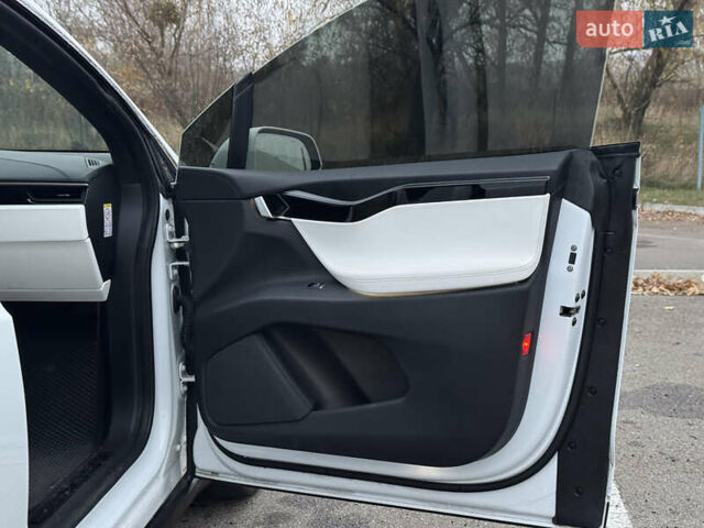 Белый Тесла Модель Х, объемом двигателя 0 л и пробегом 100 тыс. км за 22999 $, фото 41 на Automoto.ua