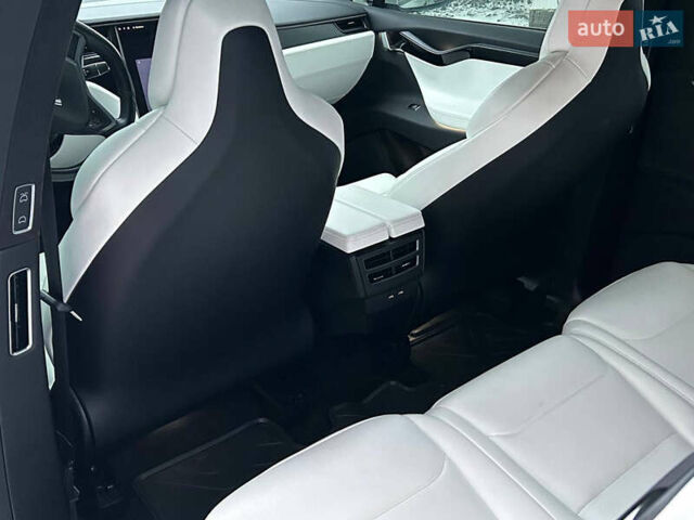 Белый Тесла Модель Х, объемом двигателя 0 л и пробегом 72 тыс. км за 27800 $, фото 12 на Automoto.ua