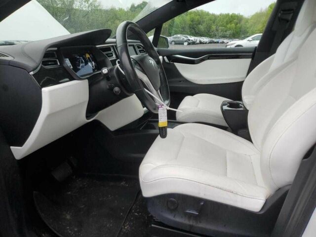 Белый Тесла Модель Х, объемом двигателя 0 л и пробегом 63 тыс. км за 9500 $, фото 6 на Automoto.ua