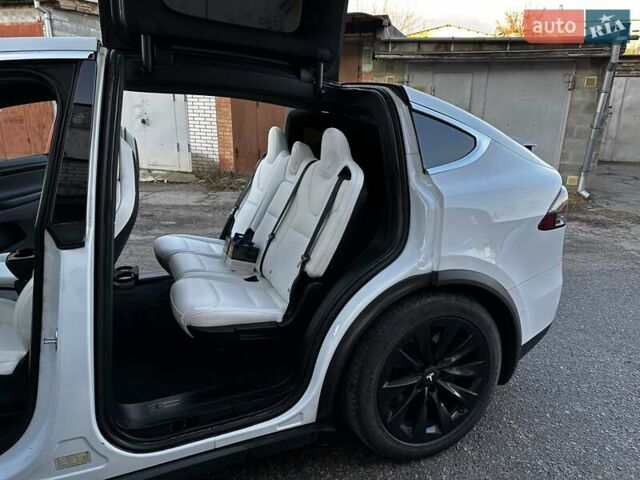 Белый Тесла Модель Х, объемом двигателя 0 л и пробегом 127 тыс. км за 29900 $, фото 3 на Automoto.ua