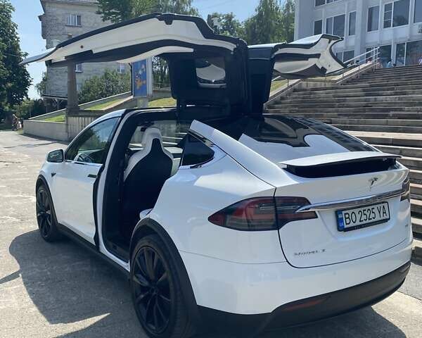 Белый Тесла Модель Х, объемом двигателя 0 л и пробегом 60 тыс. км за 28999 $, фото 8 на Automoto.ua