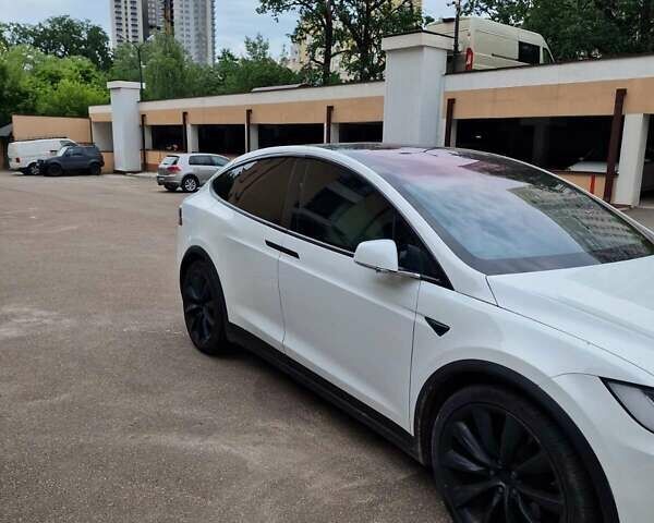 Белый Тесла Модель Х, объемом двигателя 0 л и пробегом 110 тыс. км за 25500 $, фото 6 на Automoto.ua