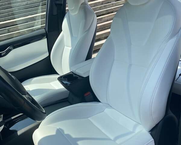 Белый Тесла Модель Х, объемом двигателя 0 л и пробегом 60 тыс. км за 28999 $, фото 19 на Automoto.ua
