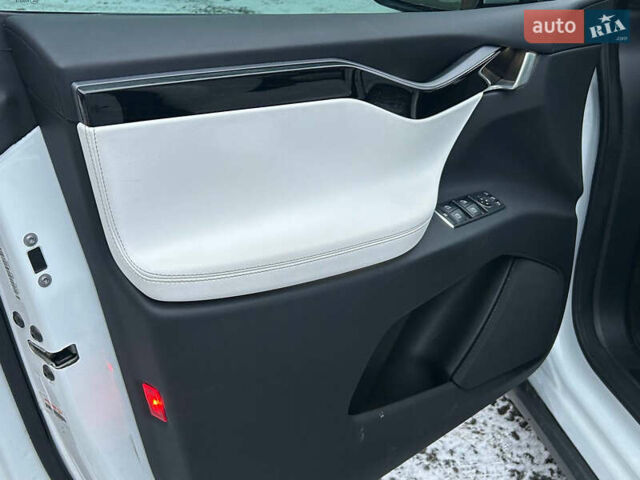 Белый Тесла Модель Х, объемом двигателя 0 л и пробегом 72 тыс. км за 27800 $, фото 11 на Automoto.ua